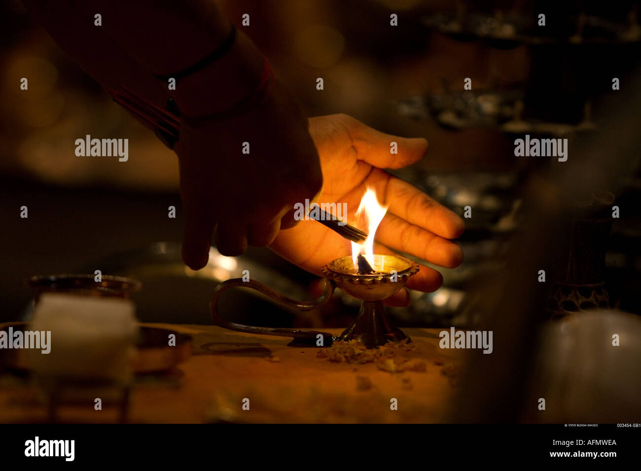 Hinduistischen heiligen Mann religiöse Zeremonie Puja Varanasi Indien durchführen Stockfoto