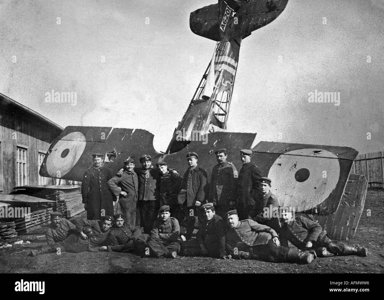 Ereignisse, Erster Weltkrieg/erster Weltkrieg, Luftkrieg, abgeschossenes französisches Kampfflugzeug, deutsche Soldaten vor Ort, Postkarte, ca. Stockfoto