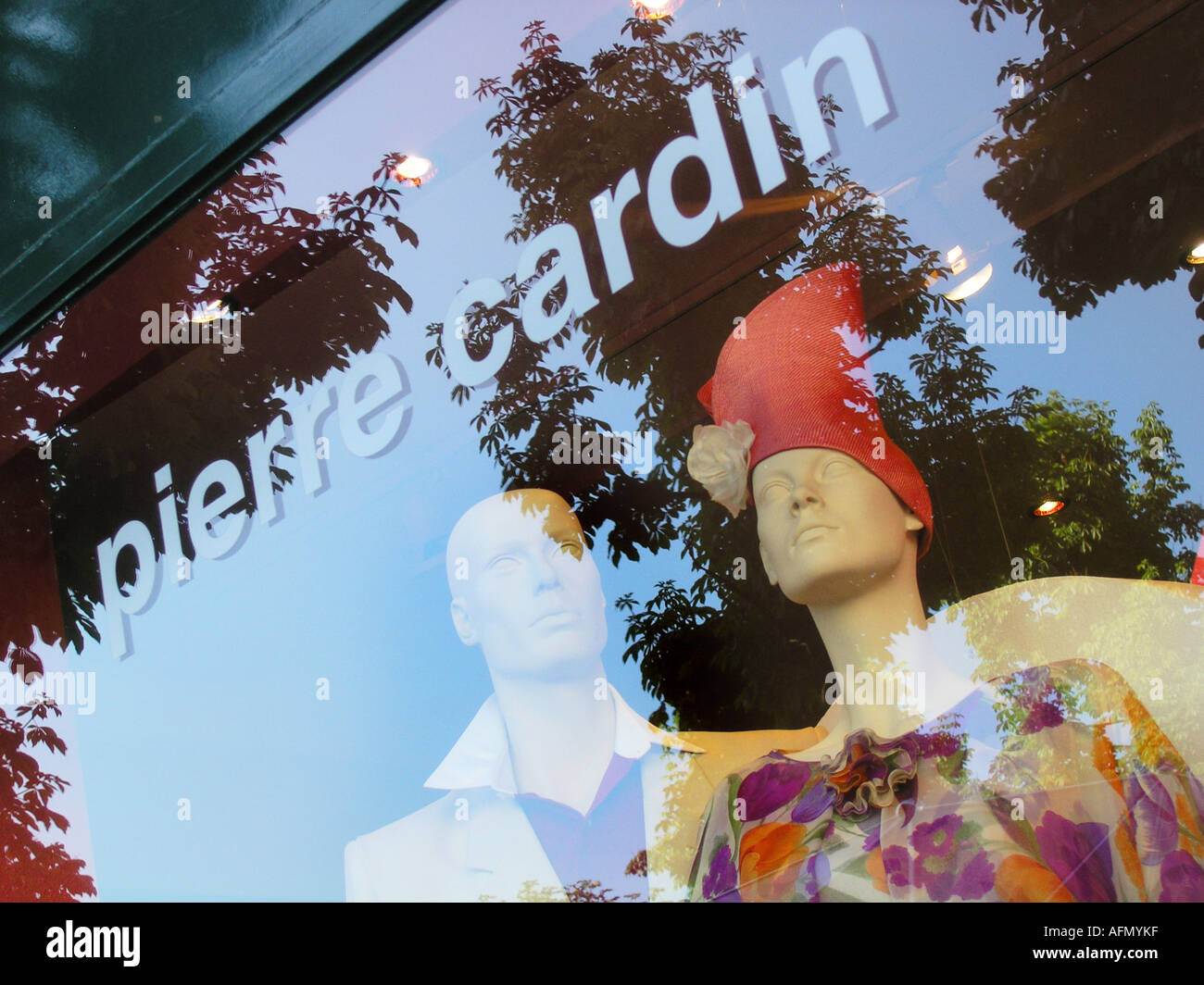 Shop-Schaufenster mit Schaufensterpuppe und Reflexion von Bäumen an Pierre Cardin Paris Frankreich Stockfoto