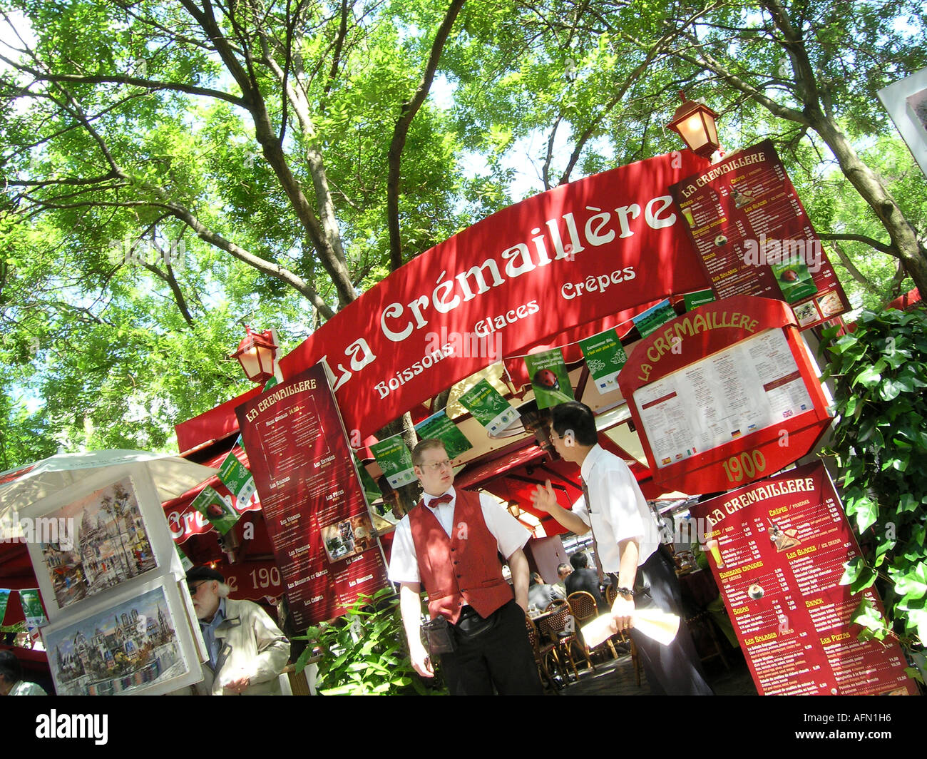 Kellner im La Cremaillere in Place du Tertre Montmartre Paris France Stockfoto