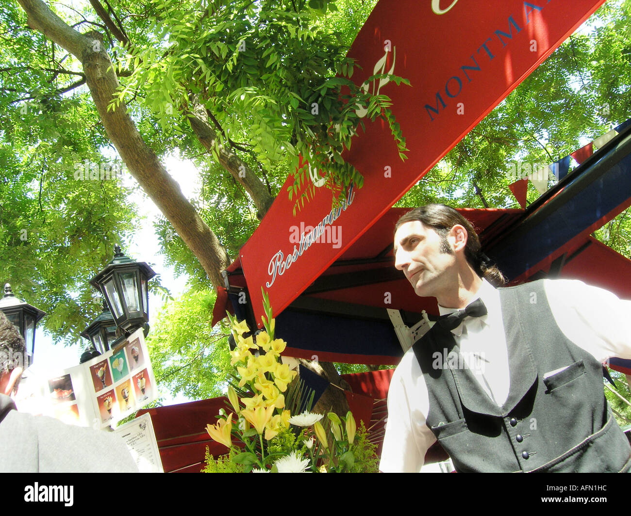Kellner im La Cremaillere in Place du Tertre Montmartre Paris France Stockfoto