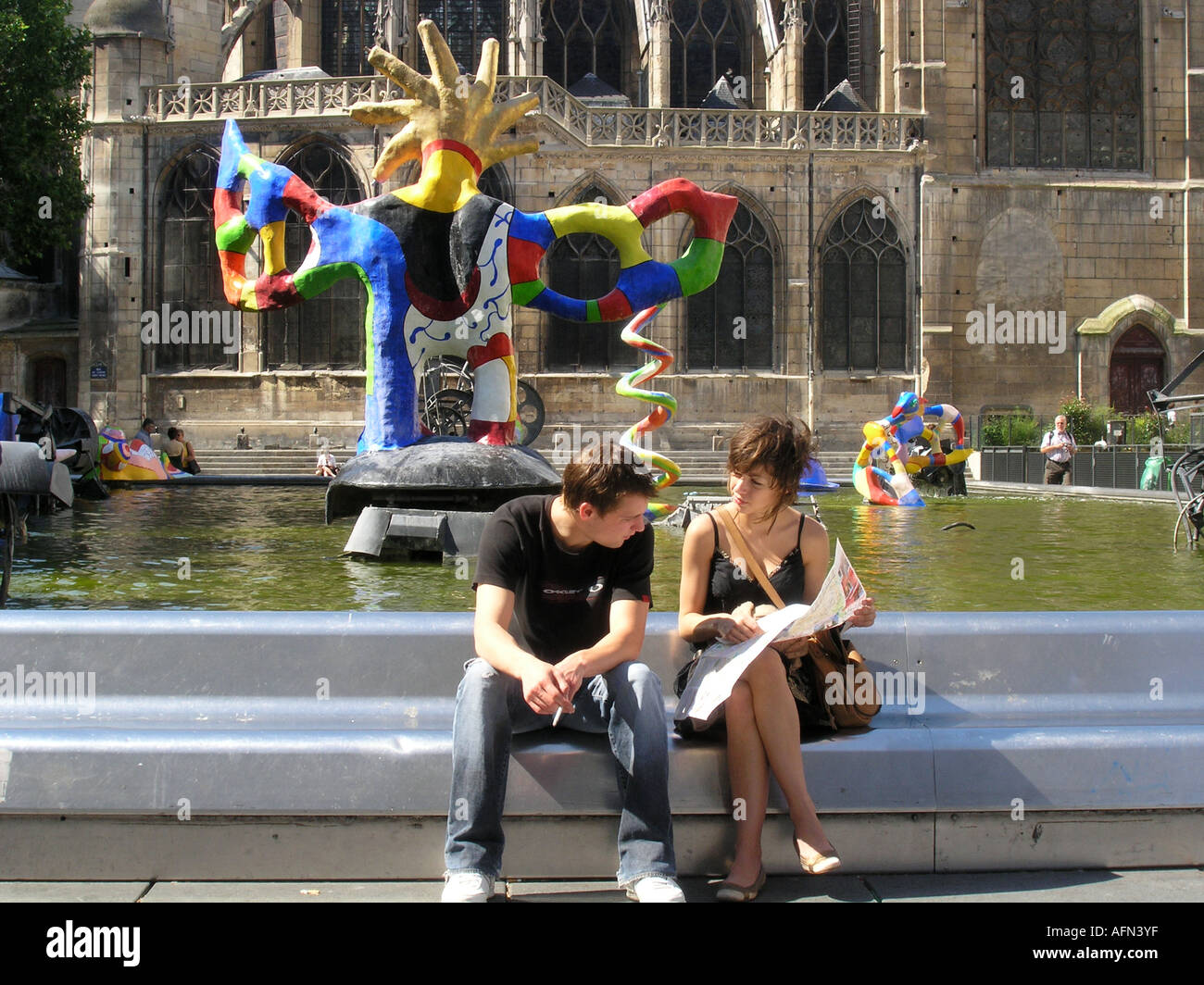 Paar auf der Suche auf Karte von Paris am bunten Tinguely-Brunnen am Place Igor Strawinsky Paris France Stockfoto
