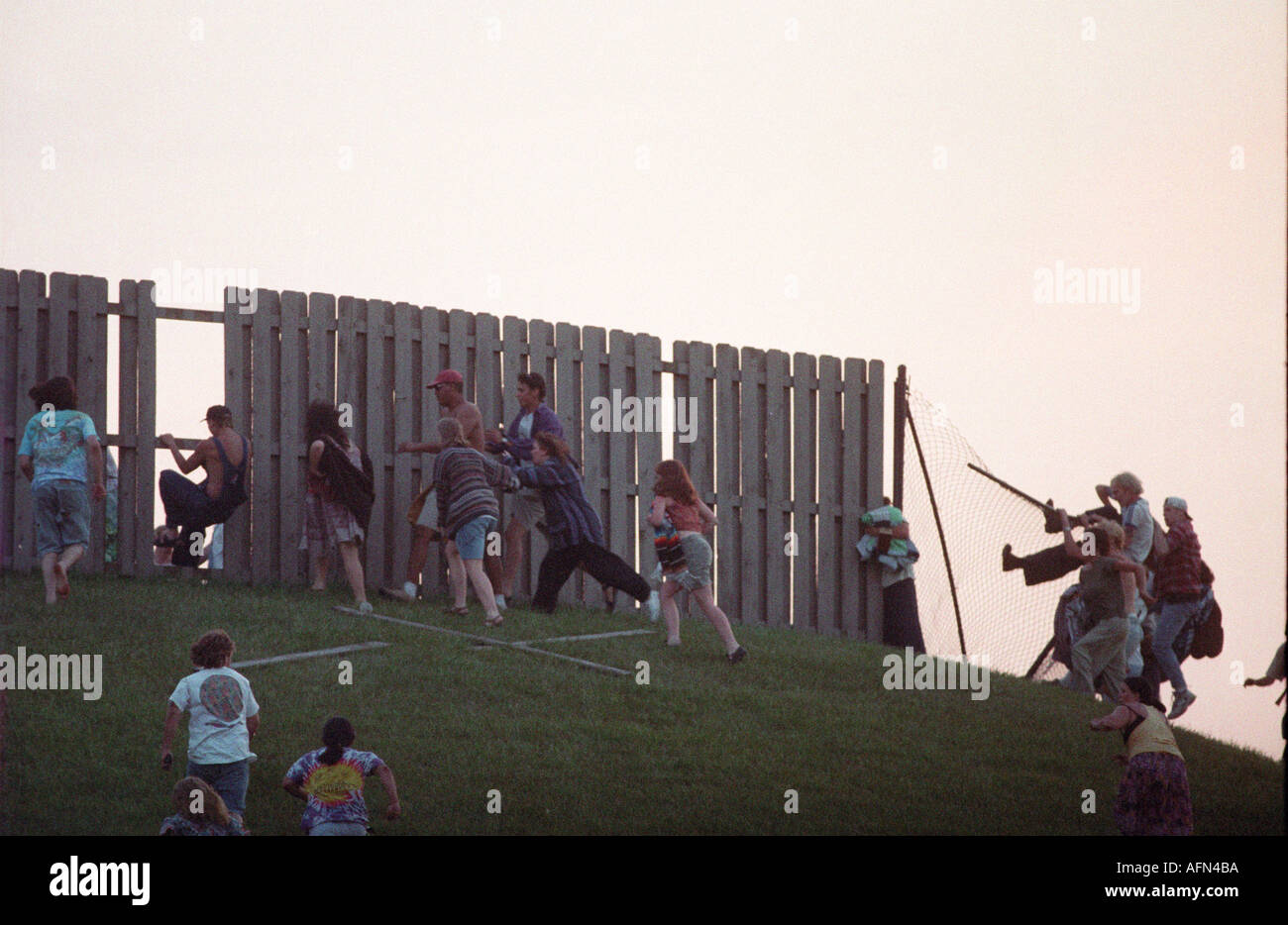 Randalierende Leerfahrten springen einen Zaun um eine Grateful Dead Show im Deercreek Indiana während Juli 1995 geben Stockfoto