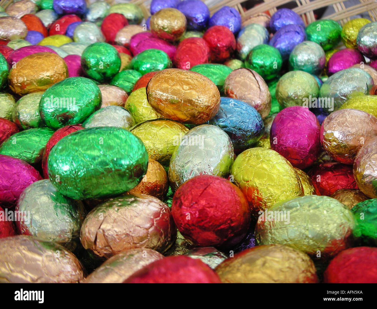 Rahmen füllen bunte Bildersammlung-Folie eingewickelt Schokoladeneier in Korb Stockfoto