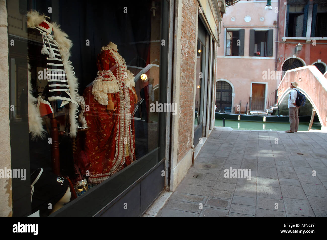 Fantastische Kostüme im Fenster das Atelier Atelier des berühmten Costumier Pietro Longhi Venedig Italien Stockfoto