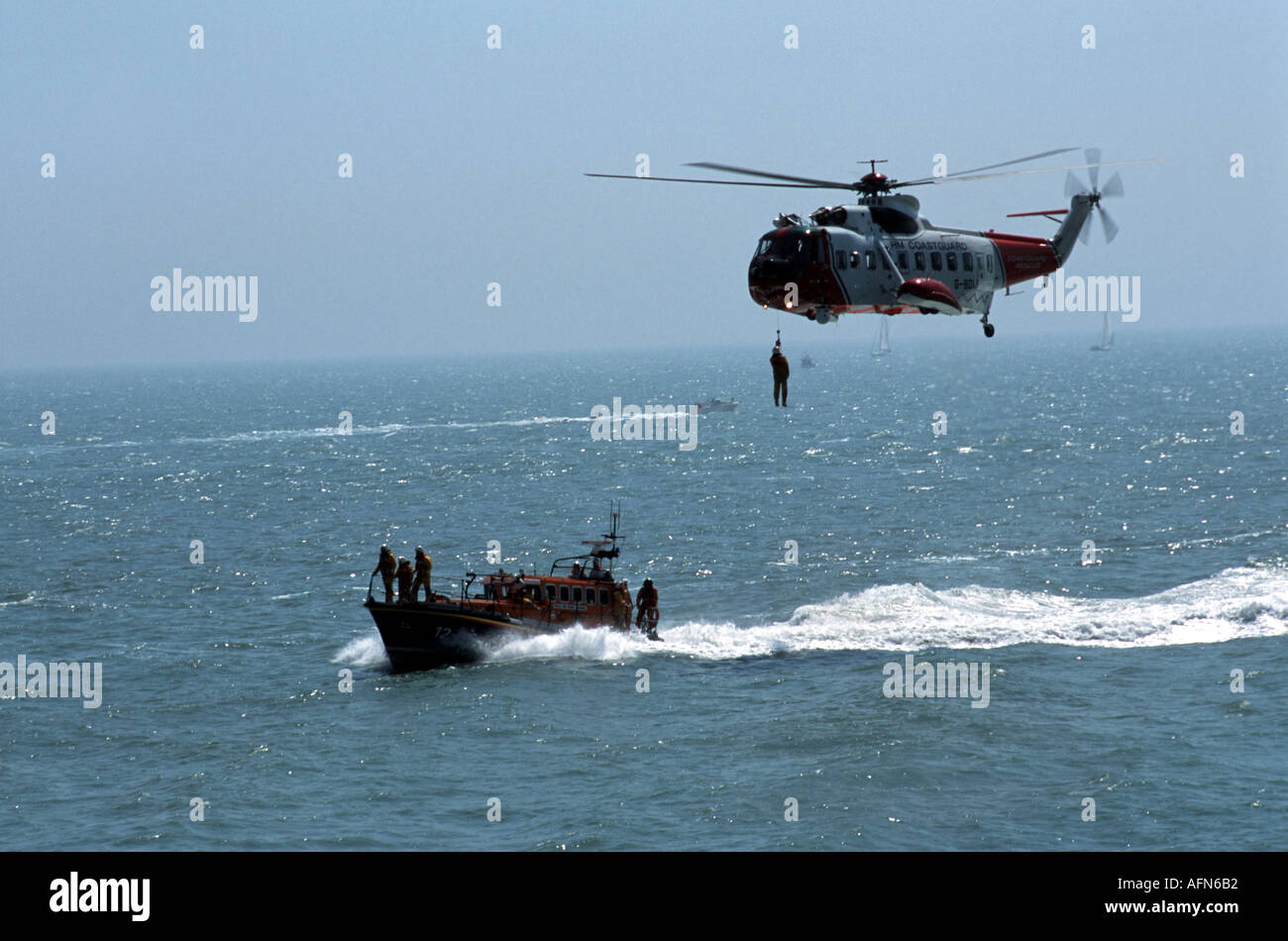 Suche und Rettung Hubschrauber mit Mann auf Winde Stockfoto