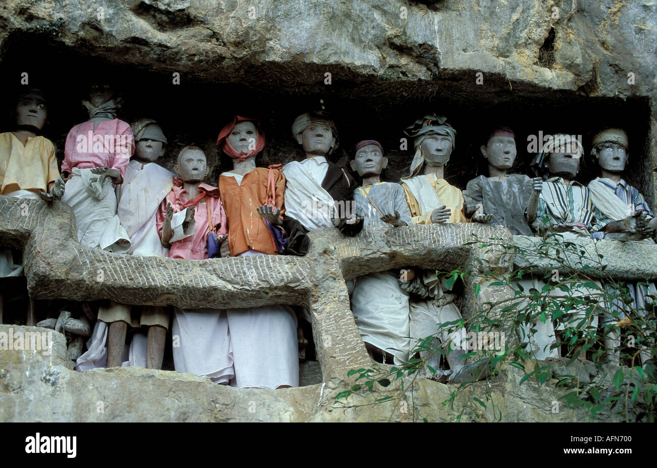 Indonesien Sulawesi Tana Toraja Tau Tau sind Leben Größe sehnte hölzerne Bildnisse, die Vertretung der Toten Personen, die zur Mitte und edle Klasse in Balkone an der Felswand sitzen gehören Stockfoto