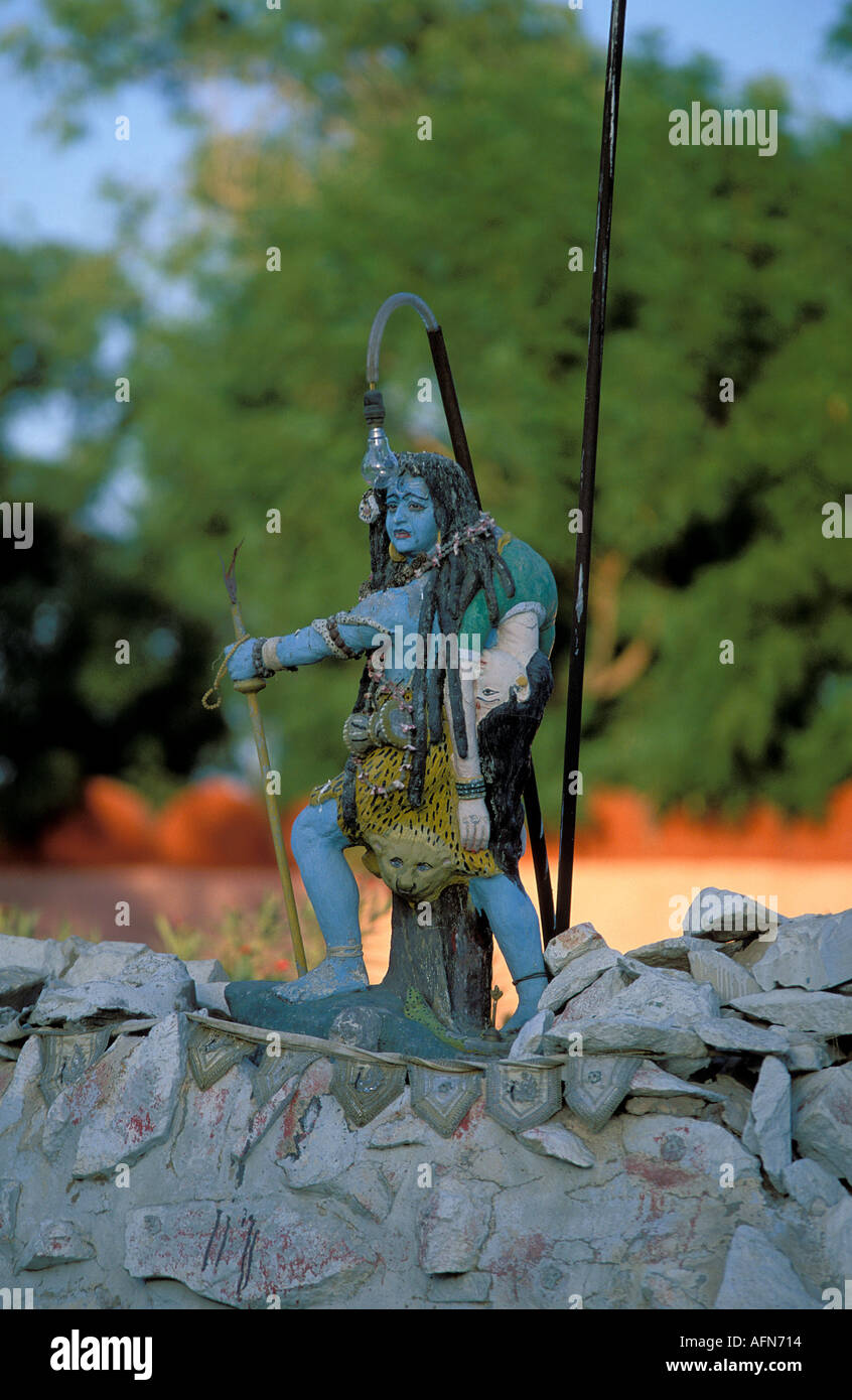 Uttar Pradesh Vrindavan Indien das Idol von Shiva tragen auf der Schulter seiner Frau Sati, die sich ins Feuer zu werfen, nachdem ihr Vater beleidigt Shiva nicht lädt ihn zu einem Opferfest, die er innehatte, ist das Idol in der Rani Sati-Tempel in Jhunjhuno Tempel widmet sich Sati und ist die zweite reichste unter allen Tempeln in Indien Stockfoto