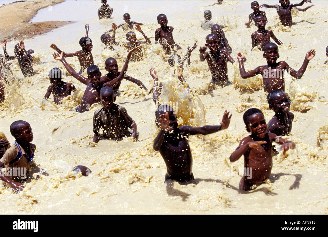 Mali Djenne Young Kinder waschen im Fluss hat jedes Jahr im Frühling wird die Adobe-Moschee von Djenné eine neue Schicht aus Ton gegeben zu ersetzen, welche sintflutartigen Regenfällen jedes Mitglied der Gemeinschaft jung oder alt erfahrene weggespült haben oder Anfänger eine Rolle in La Fete de Crepissage das Festival, in dessen Mittelpunkt der Wiederherstellung der Lehm Stockfoto