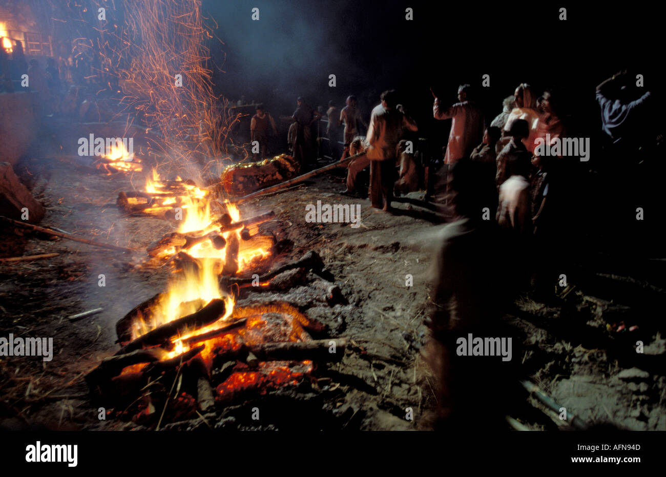 Indien Uttar Pradesh Varanasi Leichen verbrannt in Manikarnika Ghat die heiligste brennende Ghat in Indien liegt am Ufer des Flusses Ganges, die über 250 Pflanzen jeden Tag dort eingeäschert wird, sind Stockfoto