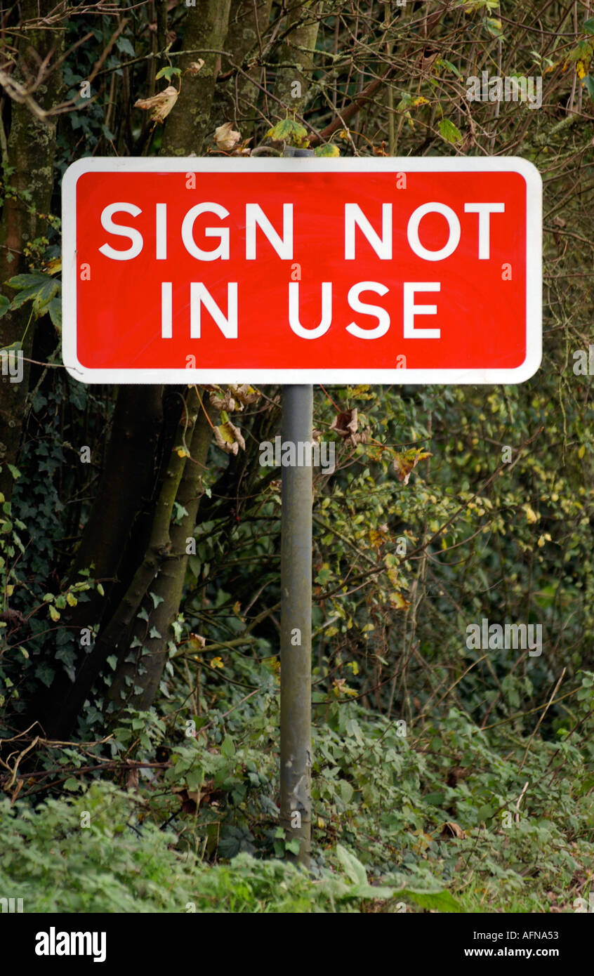 Melden Sie ein Zeichen nicht im Einsatz auf einer Landstraße Stockfoto