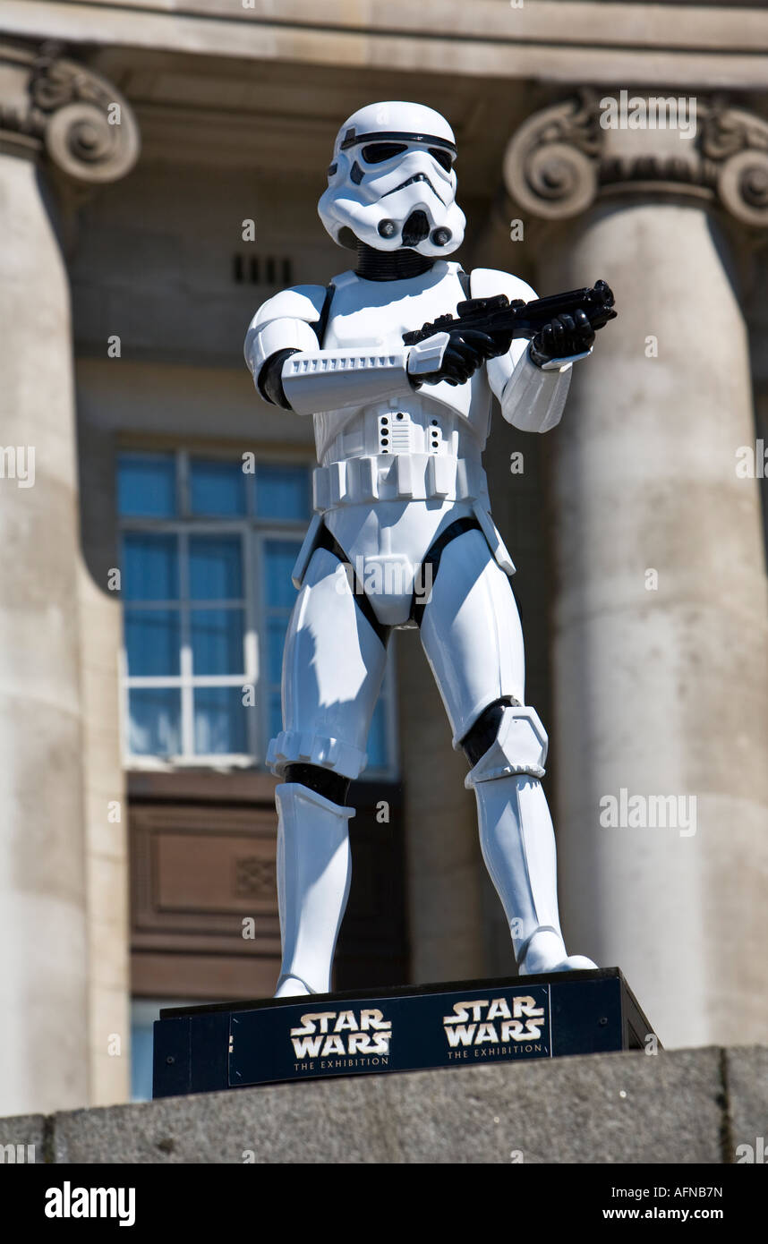 Eine Statue von einer imperialen Stormtrooper wirbt eine Star Wars Ausstellung in der County Hall, Südufer der Themse, London Stockfoto Eine Statue von einer imperialen Stormtrooper wirbt eine Star Wars Ausstellung in der County Hall, Südufer der Themse, London Stockfoto
