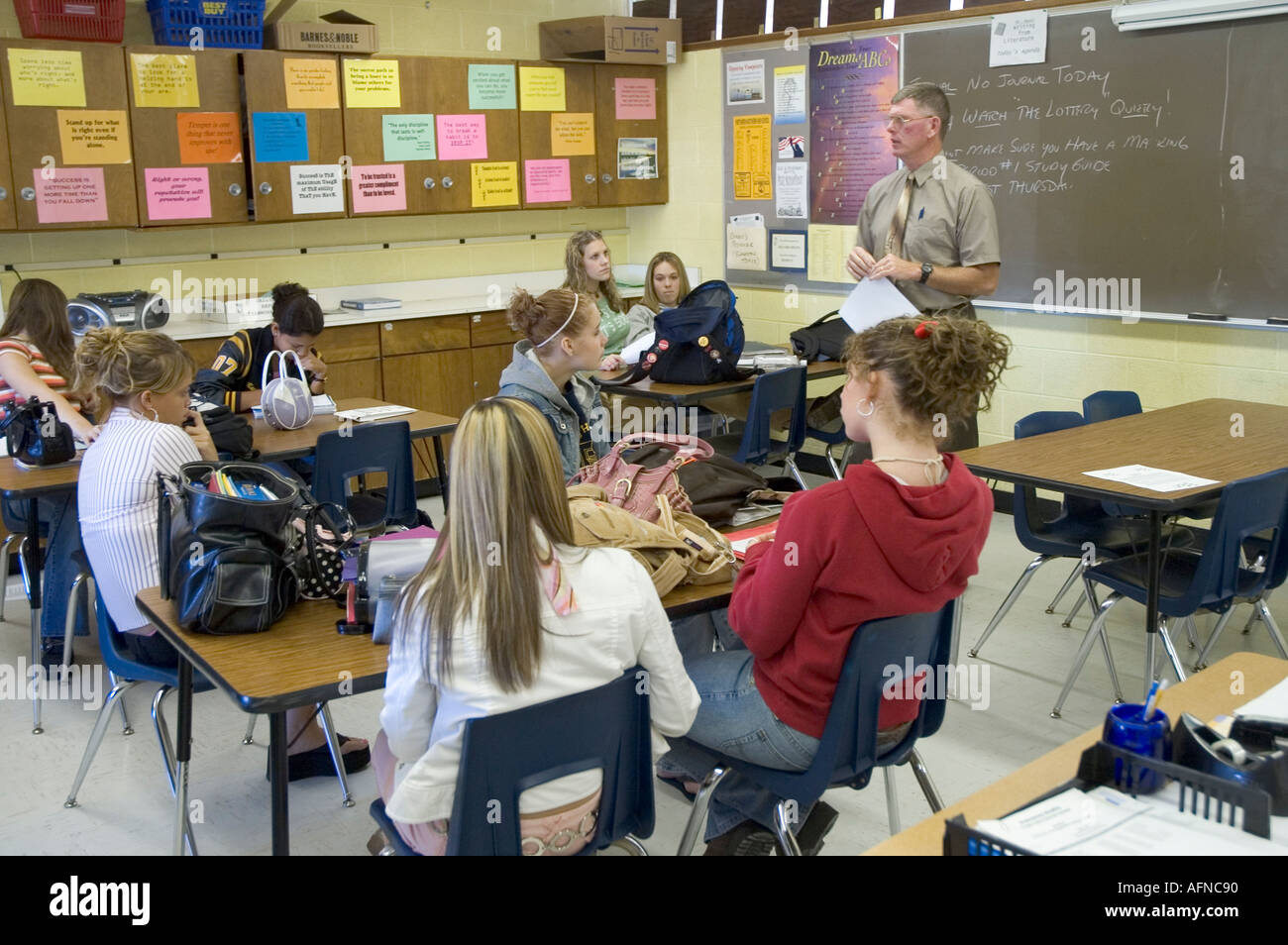 Lehrer in einer dynamischen Gruppensituation in einer High School-Jahrbuch veröffentlichen Klasse Stockfoto