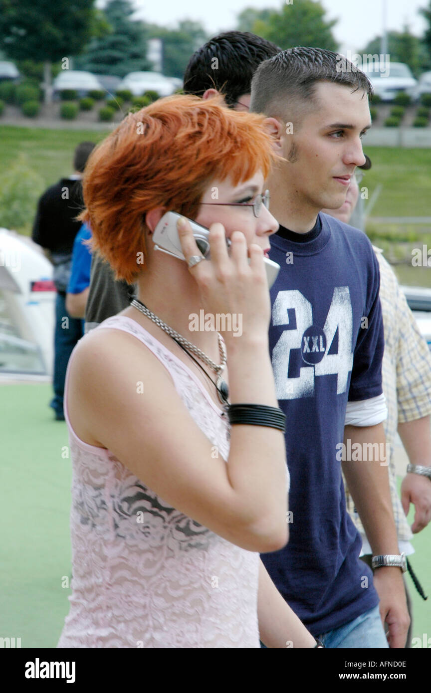 Rote Haare weiblichen Gespräche über ein Handy während des Gehens Stockfoto