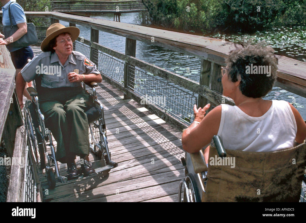 Behinderte Everglades Florida Park Rangers Gespräche mit Besucher Stockfoto