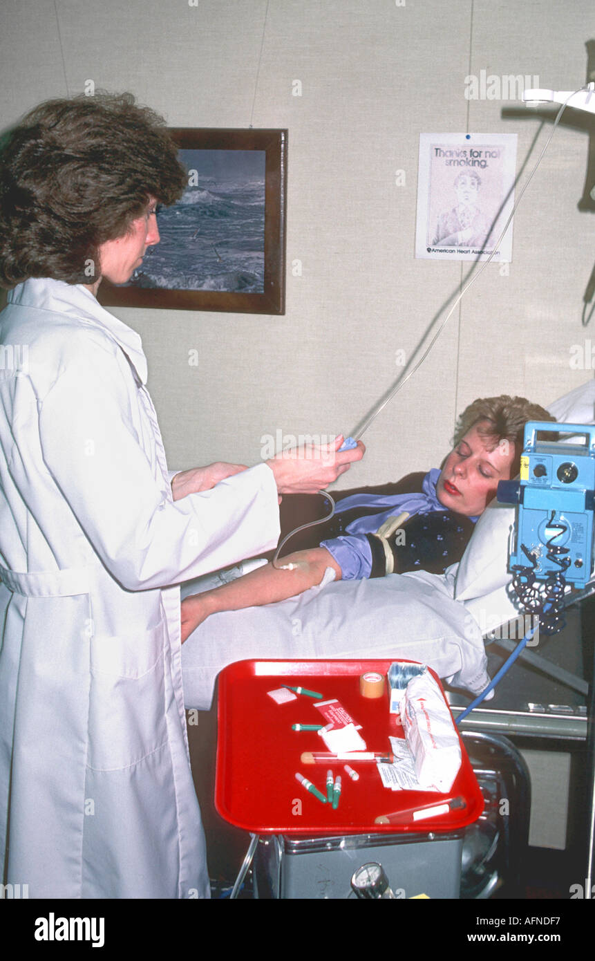 Erwachsenes Weibchen erhält Chemotheraphy Behandlung für Krebs Stockfoto