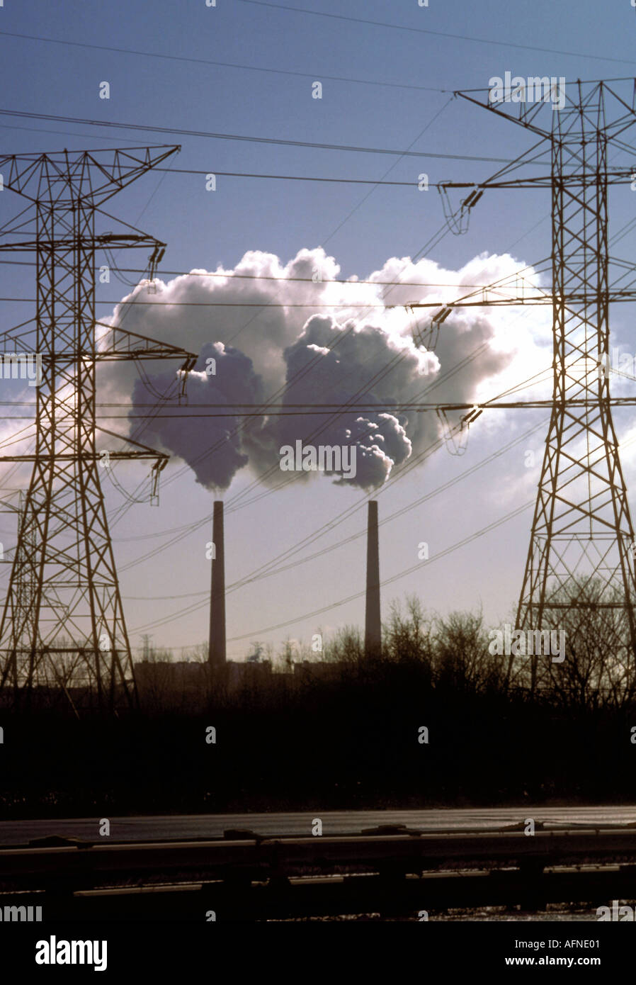 Verunreinigung der Luft durch Rauchen Stacks und Stromleitungen mit elektrischen produzierenden Pflanze im Hintergrund Stockfoto