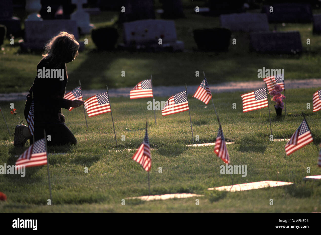 Frau zollt Respekt an einer Grabstätte am Memorial day Stockfoto