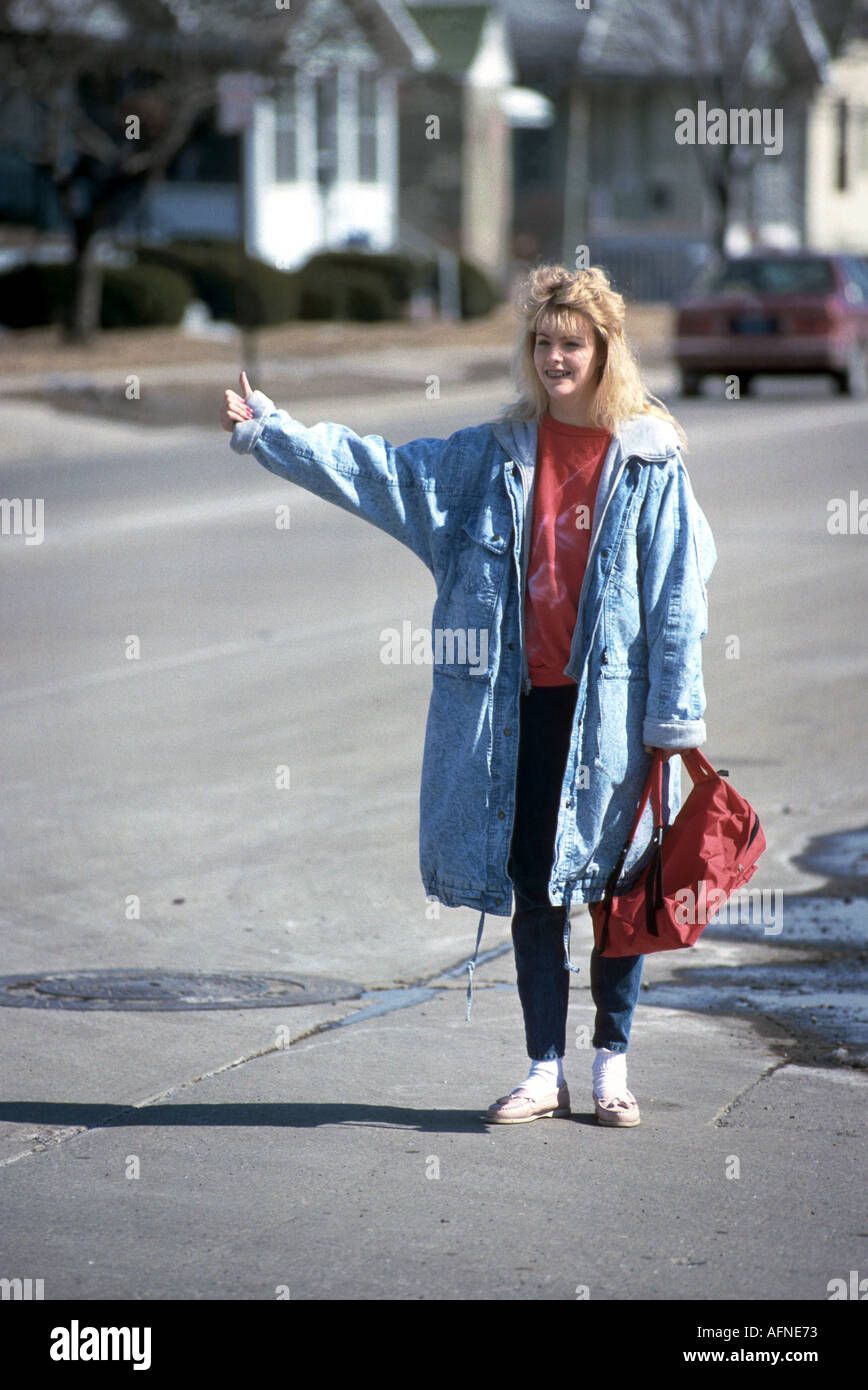 Teen weiblich so reibungslos laufen Wanderungen auf einer viel befahrenen Straße Stockfoto