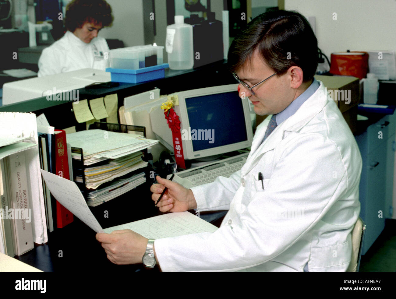 Krankenhaus spezialisiert Arbeiter arbeiten auf die Ergebnisse der verschiedenen Bluttest Stockfoto