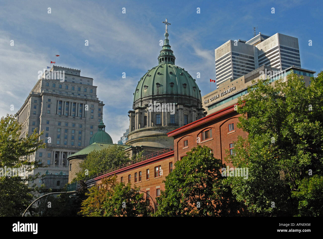 Dom May Queen der Welt und Sunlife und Place Ville-Marie Gebäude Stockfoto