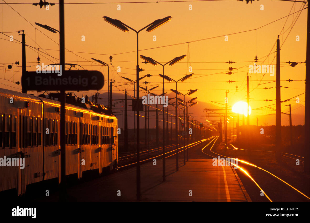 Bahnhof bei Sonnenuntergang Stockfoto