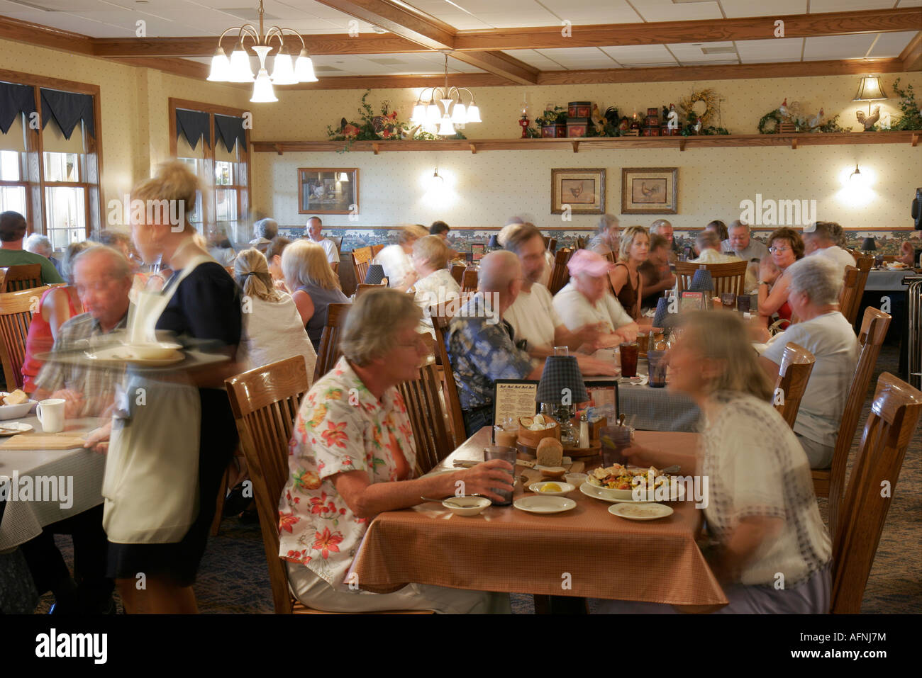 Shipshewana Indiana, The Blue Gate Restaurant and Bakery, Amish Dining, Tische, Kellnerservern Mitarbeiter Mitarbeiter Inneneinrichtung, Besucher reisen Stockfoto