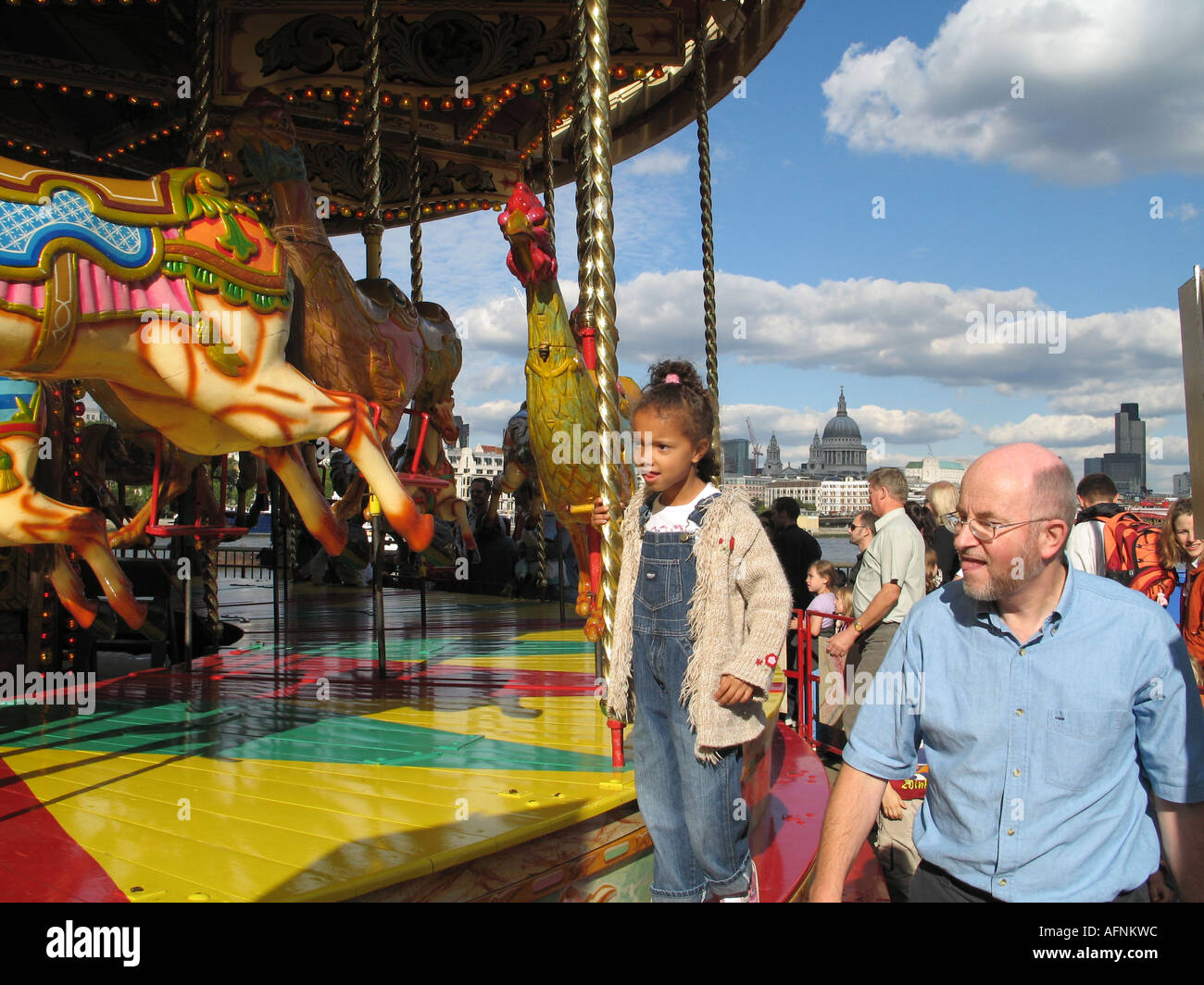 Frohe gehen herum und Menschen beim jährlichen Thames Festival in South Bank in London UK Stockfoto