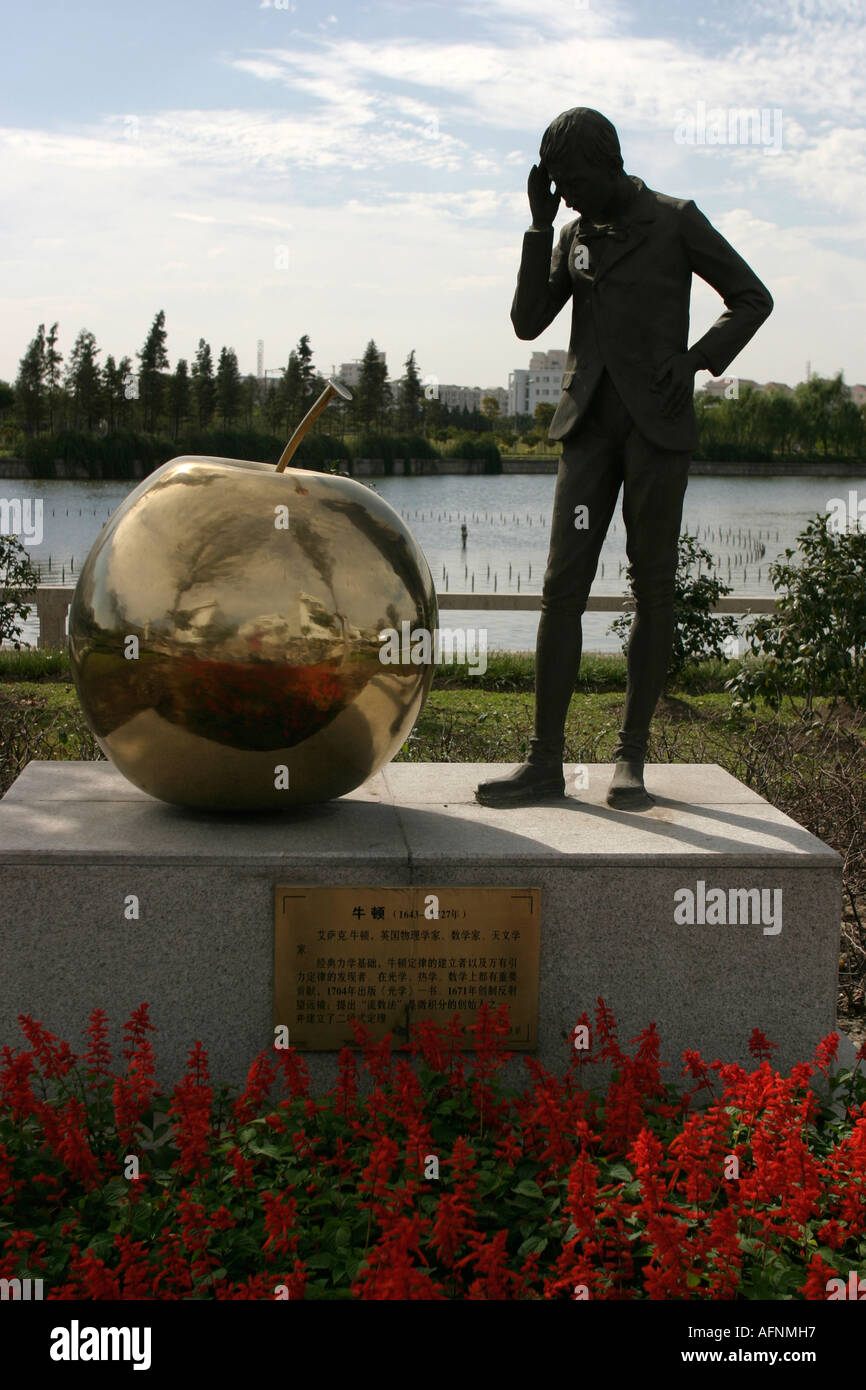Shanghai China Shanghai University Campus wurde soeben abgeschlossen eine Skulptur von Isaac Newton und seine Apfel Stockfoto