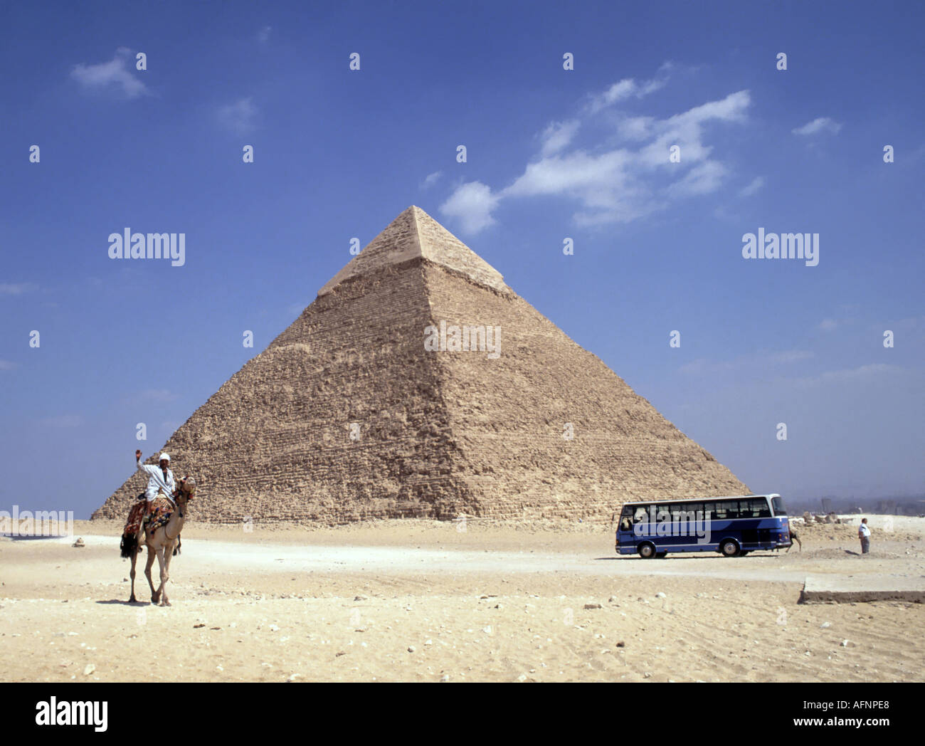 Gizeh bei Kairo kontrastierenden Formen des Verkehrs mit Pyramiden über antike und moderne im Vergleich Stockfoto