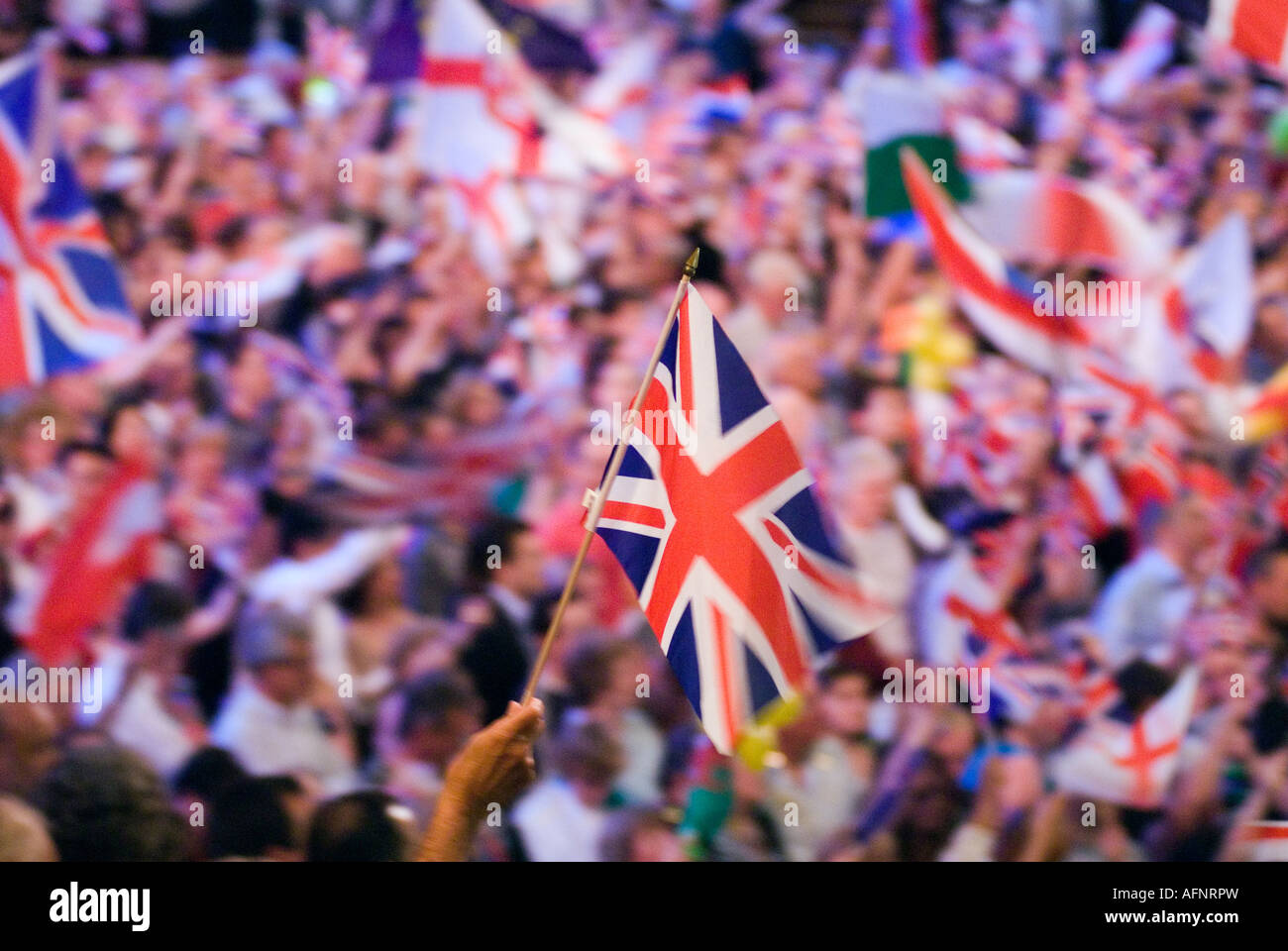 Letzte Nacht der Proms The Royal Albert Hall South Kensington London Union Jack Flagge winken Menge von Konzertbesuchern. UK HOMER SYKES Stockfoto