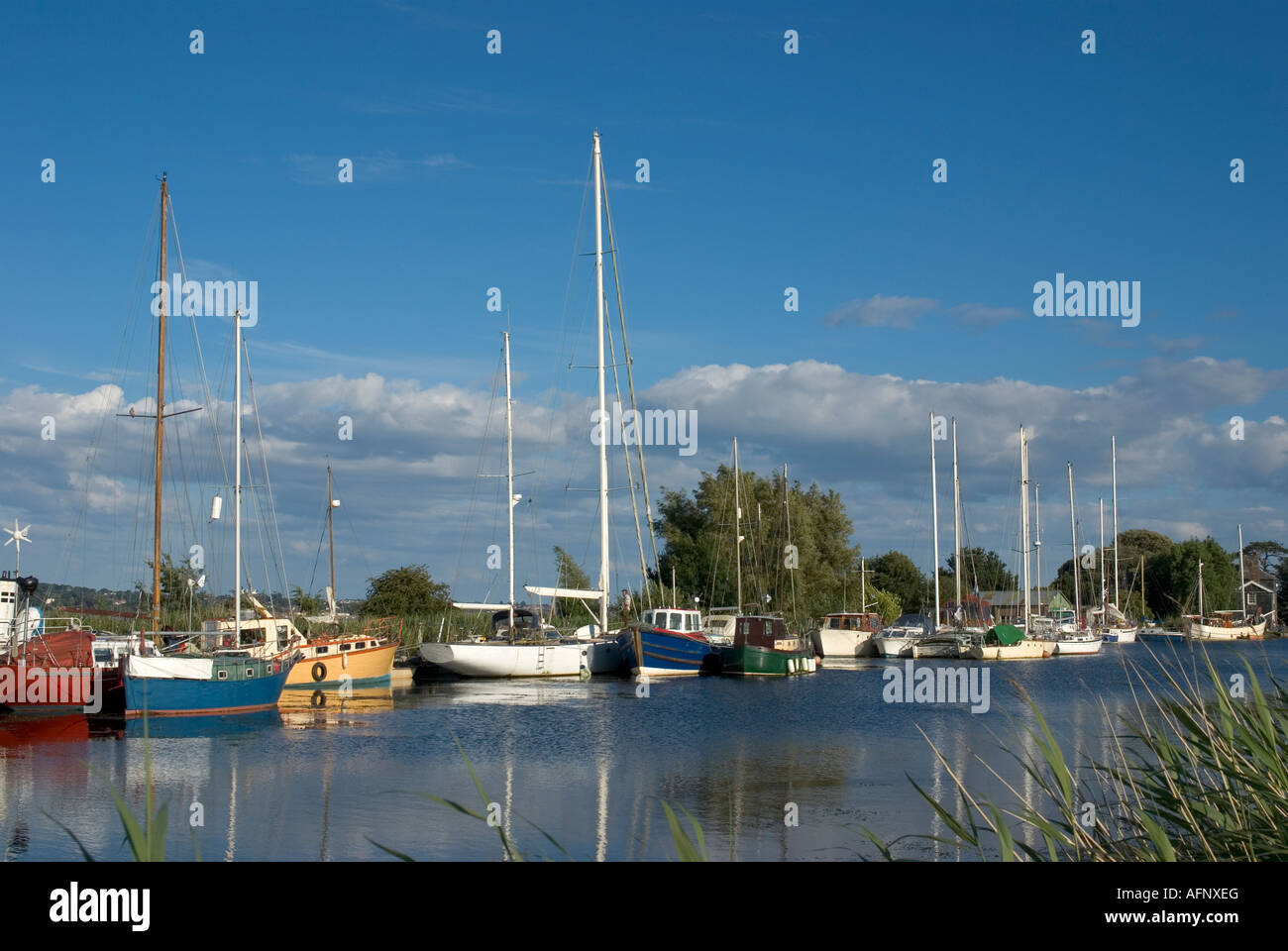 Boote vertäut am Doppelschleusen Exeter Kanal Stockfoto