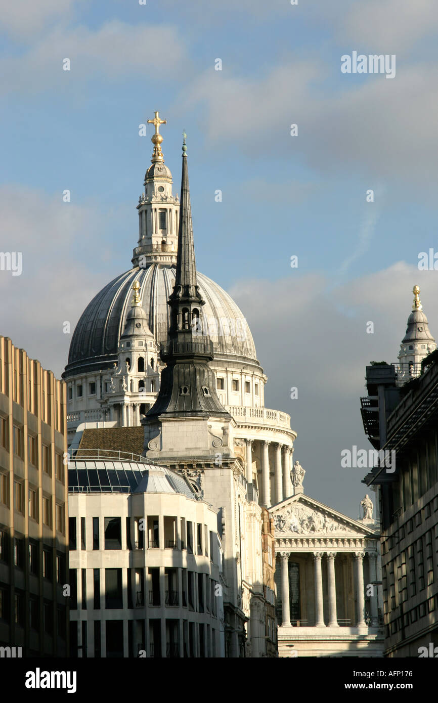 Saint-Martin Kirche und hinter St. Pauls in Ludgate London Stockfoto