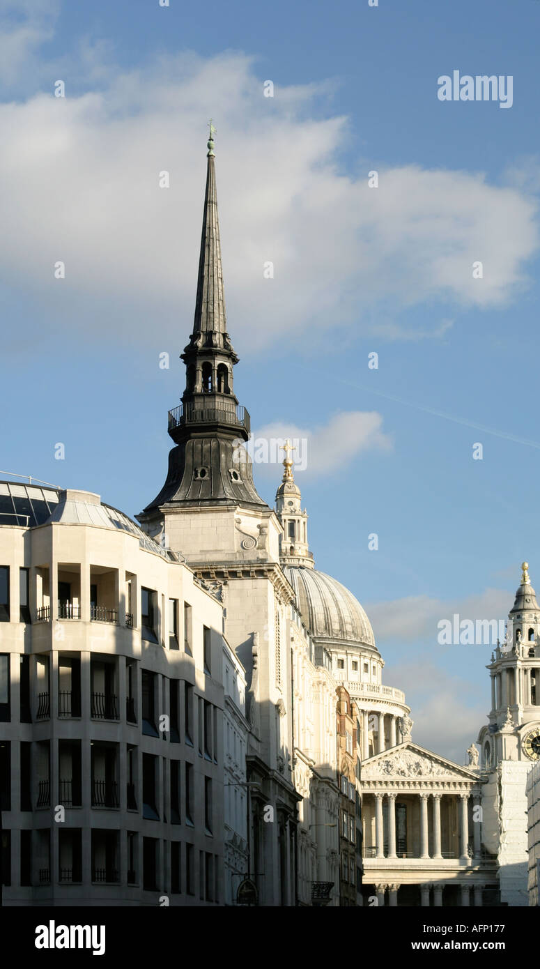 Saint-Martin Kirche und hinter St. Pauls in Ludgate London Stockfoto