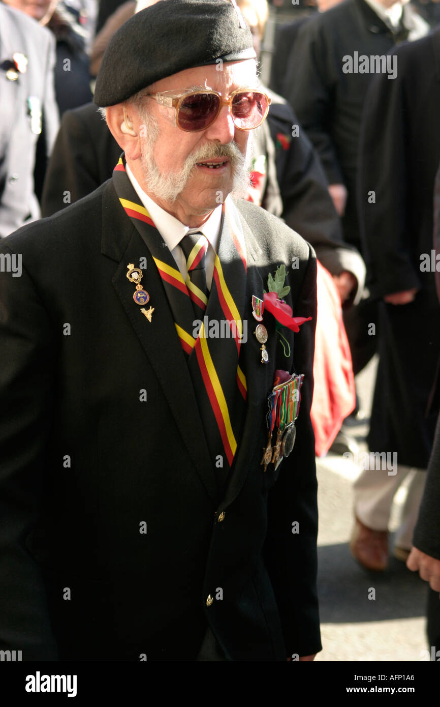 Soldaten marschieren vorbei an Cenotaph in London am Volkstrauertag Stockfoto