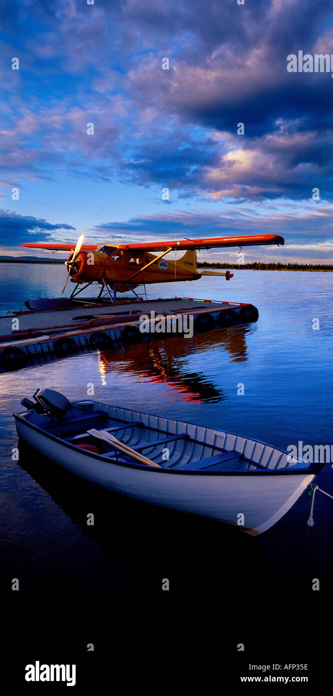 Kanada Town of Hope Labrador Red Wasserflugzeug und Angelboot/Fischerboot vor Anker in der blau gefärbten Bay bei Sonnenuntergang Stockfoto