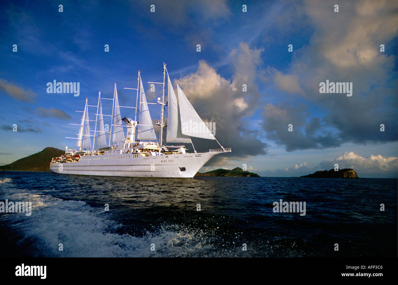 KARIBISCHEN Französisch Guadeloupe Inseln des Saint Kreuzfahrt Schiff mit vollen Segeln auf Wellen des Ozeans und geschwollenen blauen Himmel Stockfoto