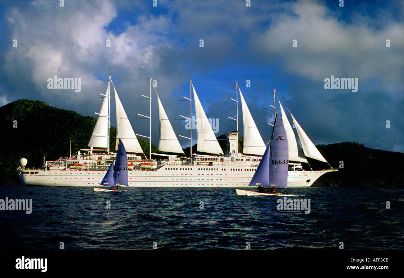 Karibik Französisch Guadeloupe Inseln des Heiligen Wind Surfer Saiing mit einem großen Kreuzfahrtschiff in der Bucht Stockfoto