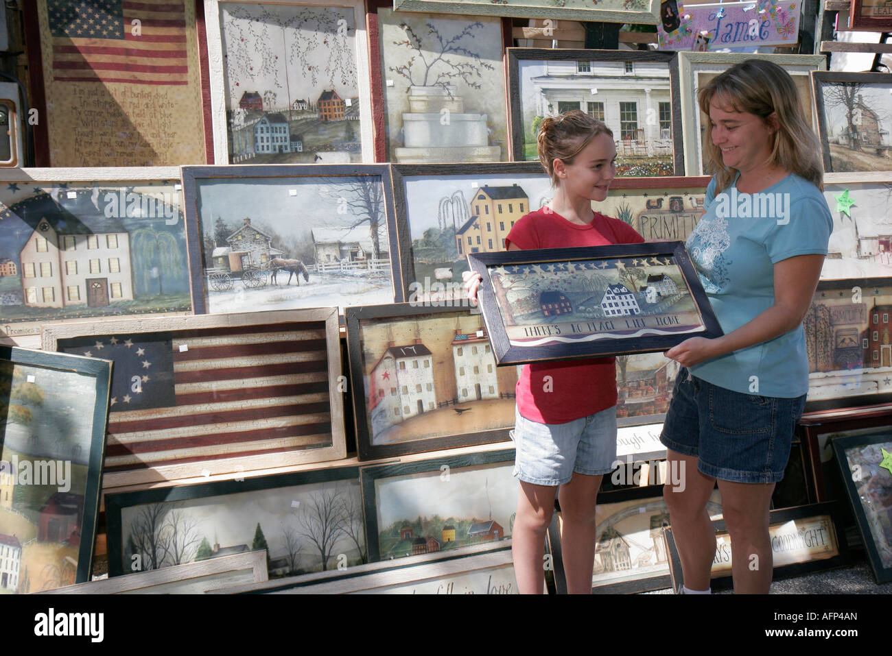 Indiana Marshall County, Plymouth, Marshall County Blueberry Festival, Festivalmesse, gerahmte Americana-Kunst, Mutter, Eltern, Eltern, Tochter, Einkaufsladen Stockfoto