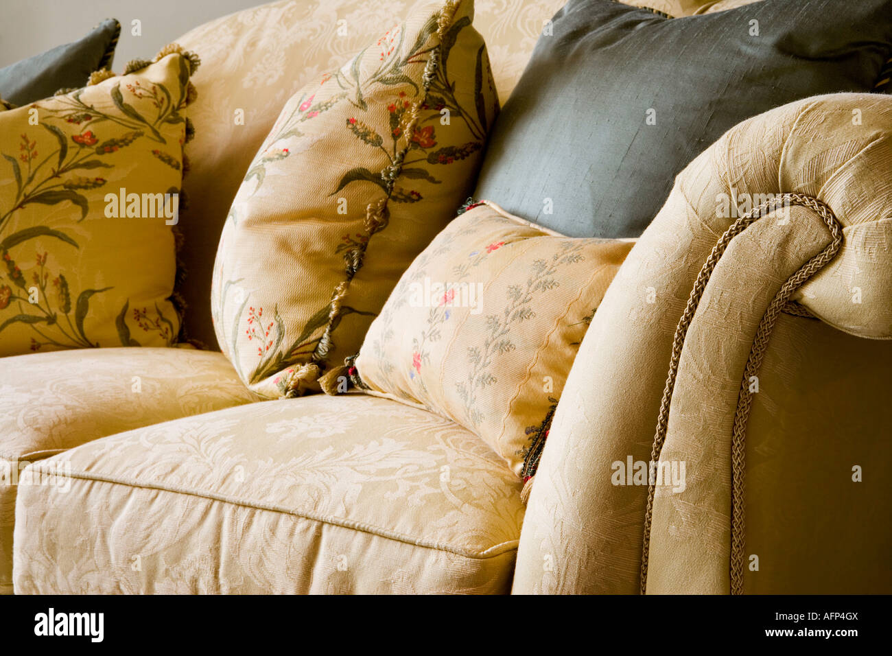 Detail der eleganten Sofas und Kissen Stockfoto