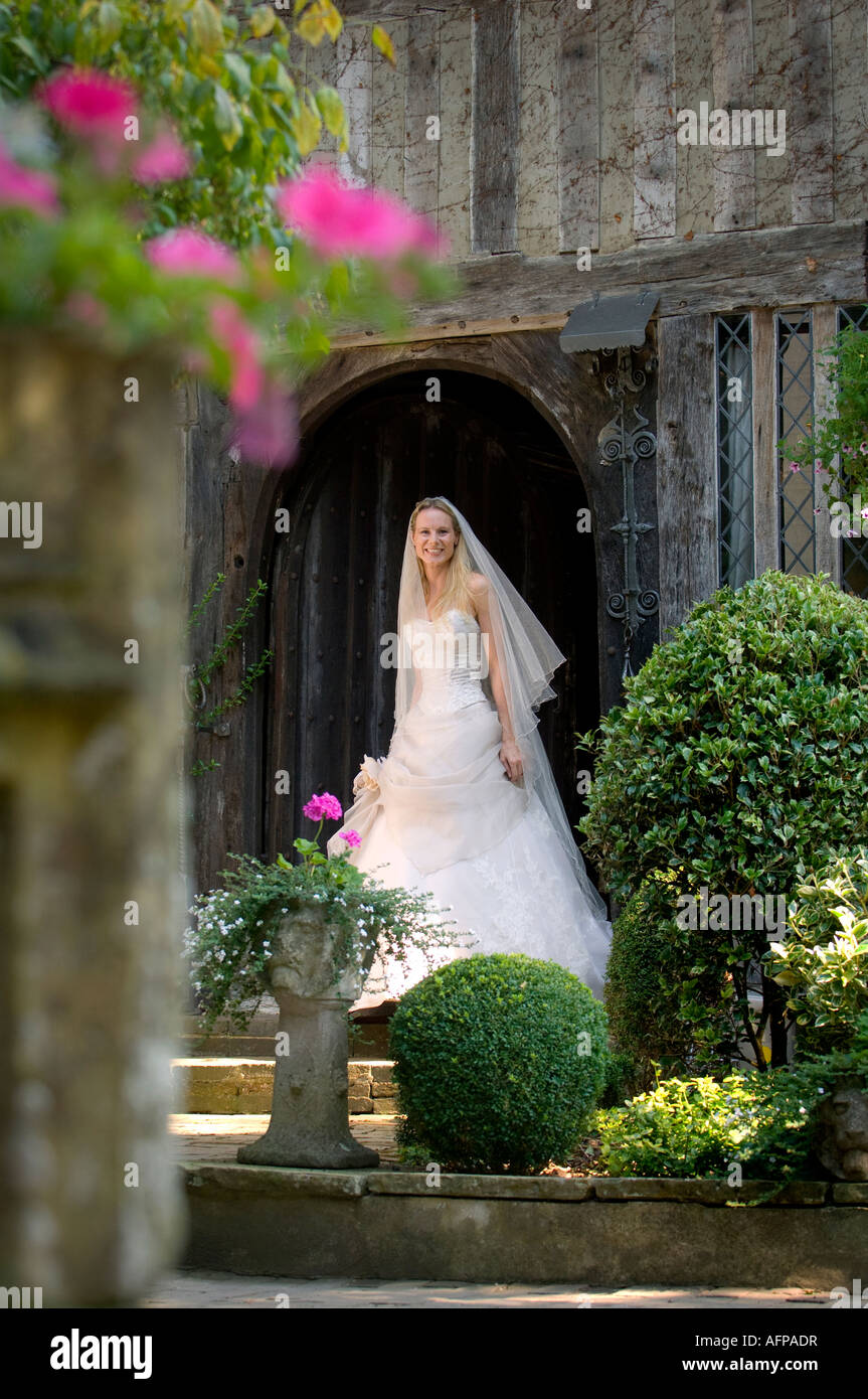 Eine Braut in einem Hauseingang eine maßgeschneiderte handgefertigte Hochzeitskleid von Becky Drinan tragen. Bild von Jim Holden. Stockfoto