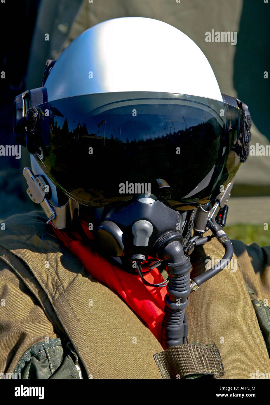 Jagdflieger aus der schwedischen Luftwaffe mit seinem Helm auf