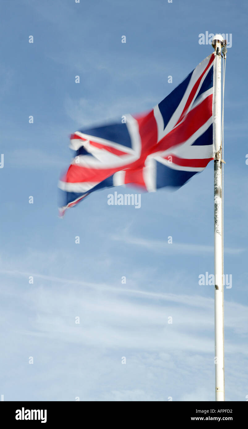 united Kingdom Union Jack Flagge weht im Wind an einem Sommertag Stockfoto