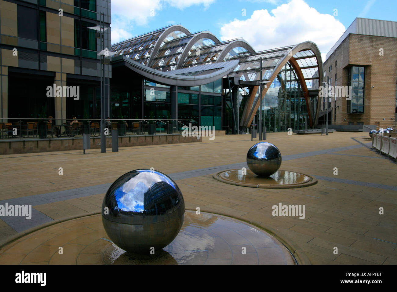 Sheffield Stadt Kugel Stahl stieg Colin Skulptur Wintergärten Süd-Yorkshire England uk gb Stockfoto