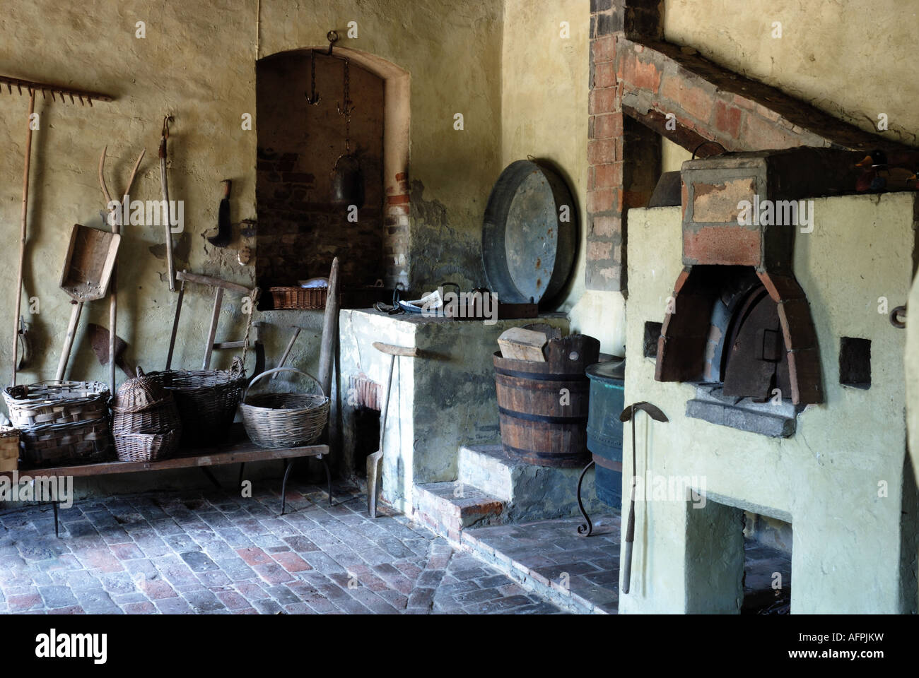 Eine Sammlung von alten altmodisch Landw. Geräte in einer Landhausküche in Italien Stockfoto