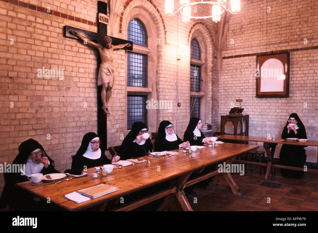 Nonnen in St. Mary am Kreuz Edgware Abbey eine anglikanische Benediktinergemeinschaft. Schwestern im Refektorium, dem klösterlichen Speisesaal. Middlesex UK 1980er Jahre 1989 Stockfoto
