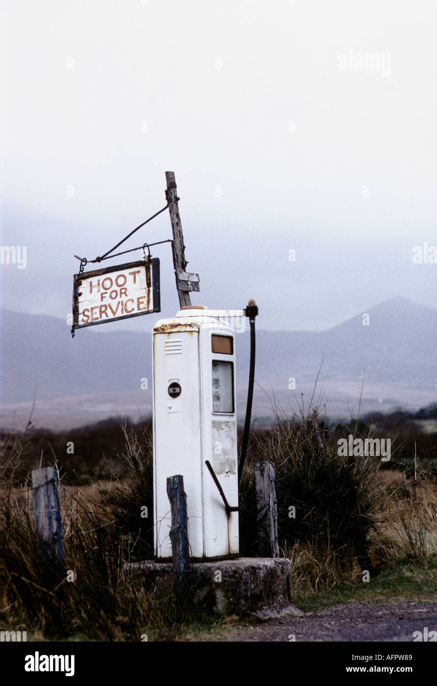 1970s Southern Ireland, County Kerry Eire, Tankstelle Schild in Countryside Hoot für Service. 1972 HOMER SYKES Stockfoto