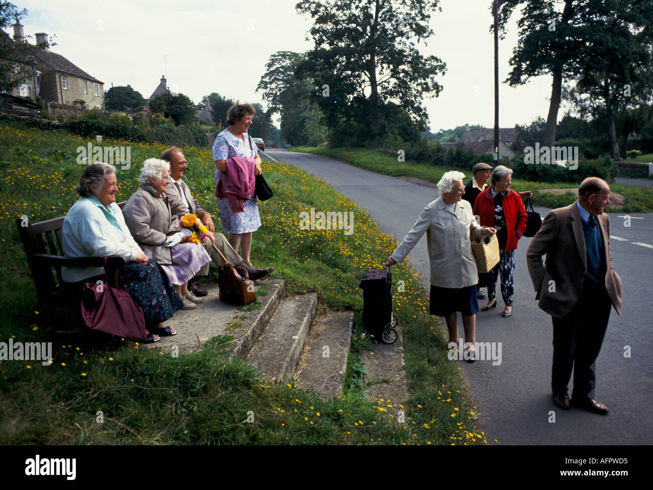 Die Dorfbewohner warten auf einen Landbus. Eastleach Turville Gloucestershire England. 1990er Jahre 1993 HOMER SYKES Stockfoto