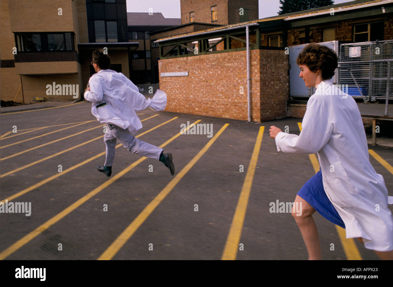 Ärzte beantworten ihre Blutungen und müssen dorthin laufen, wo sie gebraucht werden. Royal United Bath Hospital Somerset. NHS Dr. Maura Stafford 1980s 1988 UK Stockfoto