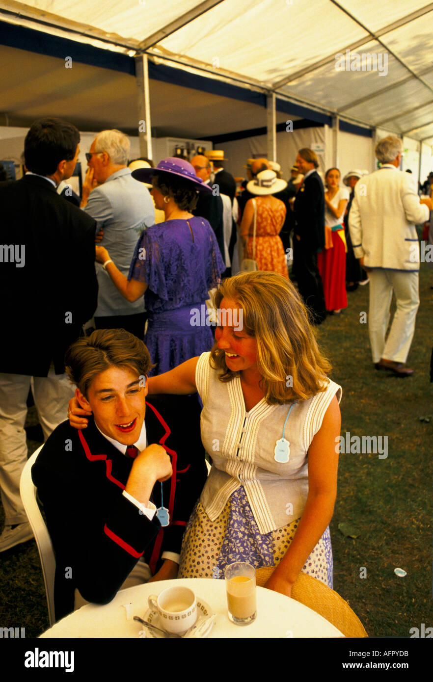 Bruder und ältere Schwester 1990er UK. Geschwister haben Spaß necken, herumwirren bei der Henley Royal Regatta in einem der Bierzelte.1995 UK HOMER SYKES Stockfoto